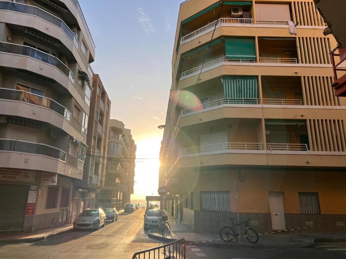 Uroczy Apartament Przy Playa De Los Locos Torrevieja Exterior foto